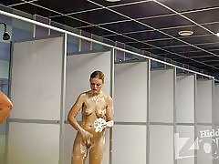 Blonde met schitterende lichaam neemt een douche.