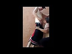 Filmen de blowjob van de moeder der hoererijen in het steegje