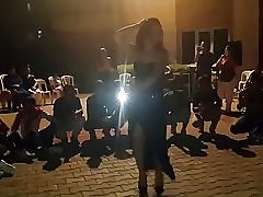 Thomas speelt haar grote deke mez