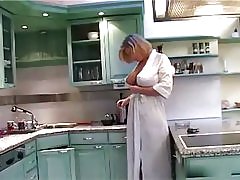 Rondborstige breed in een open gewaad.