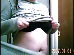 Vrouw gevangen spelen met tieten en tepels