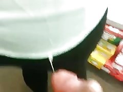 Cum op meisje (ze aanraken sperma met hand)