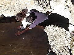 Tugas gevangen in de rotsen