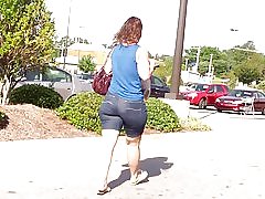 Hete milf kont strakke jean shorts...