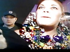 Twee vrienden knippert poesje met een rood hoofd met enorme tieten