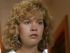 Jonge ellie cornell douche scène