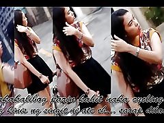 Boso geel meisje in witte fietsen