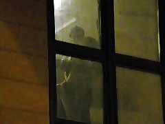 Jongens kijken naar de buren